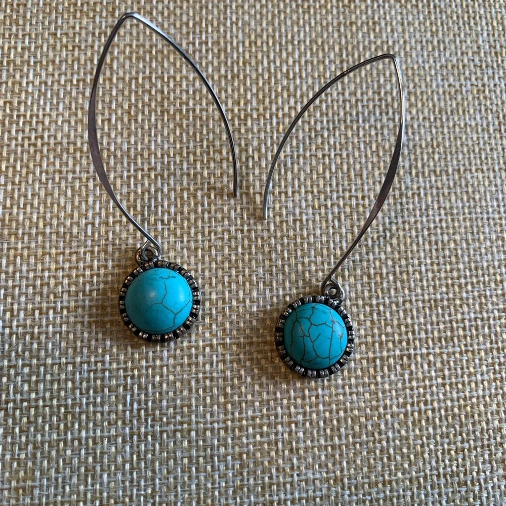 Pretty turquoise look Howlite earrings. Silver tone